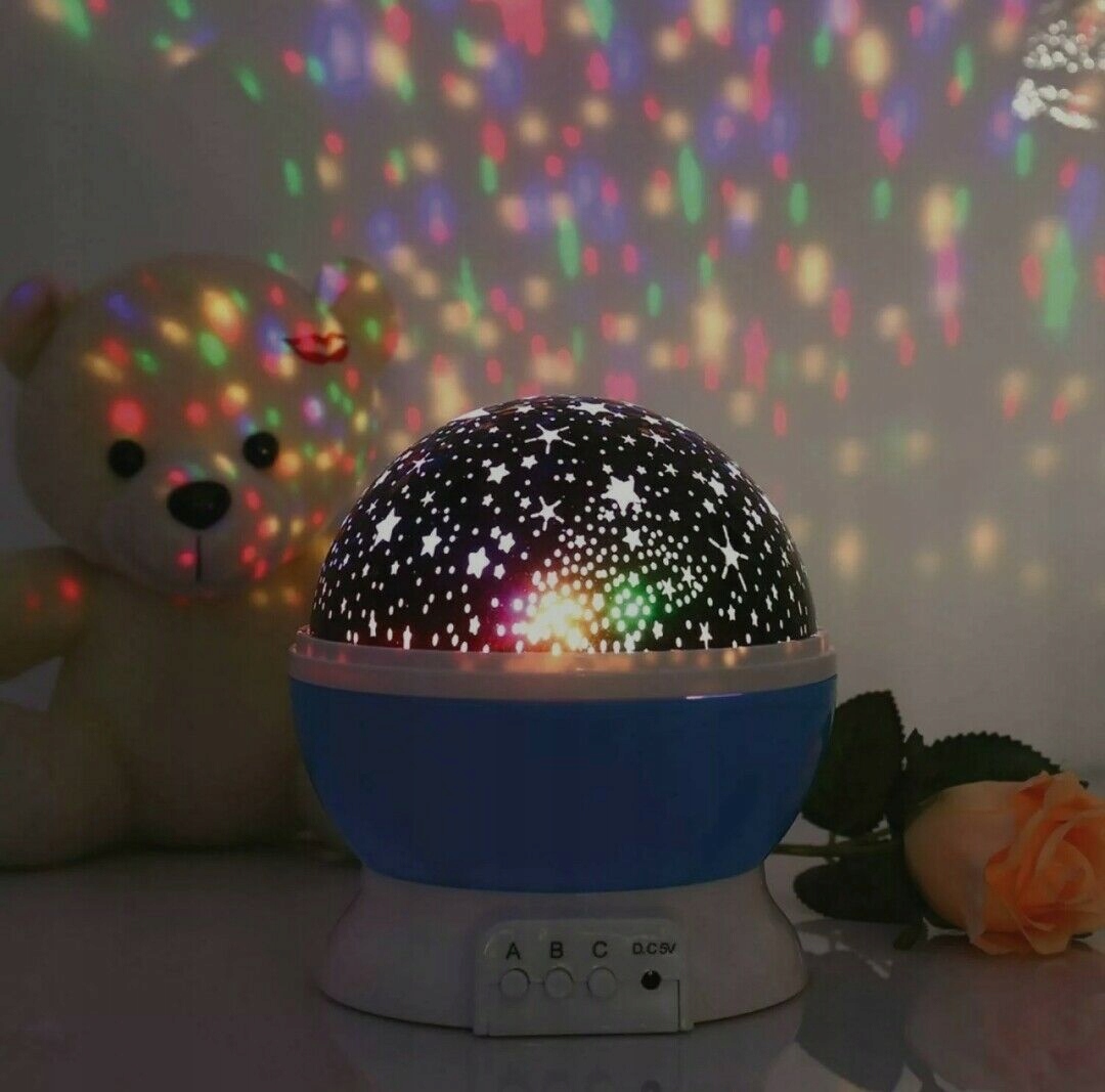 Otáčajúca nočná lampa s projektorom hviezd