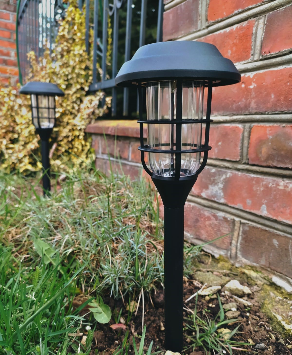 Kovaná LED solárna záhradná lampa
