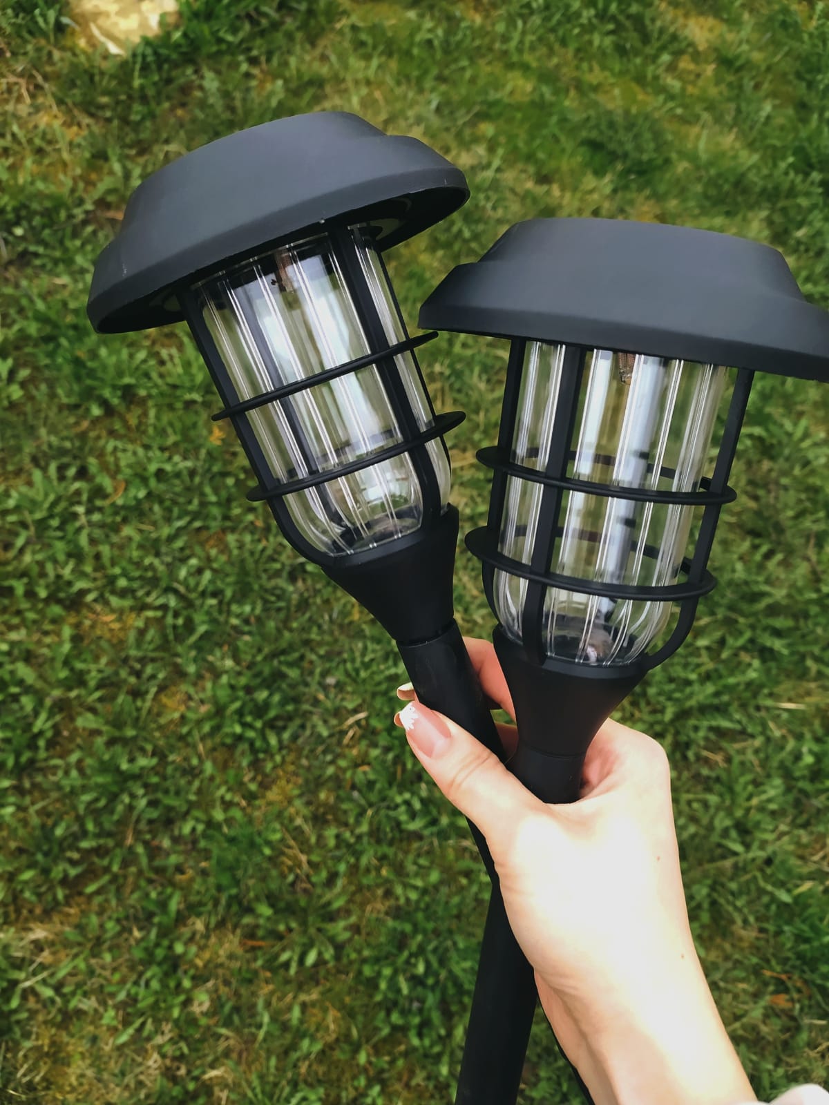 Kovaná LED solárna záhradná lampa