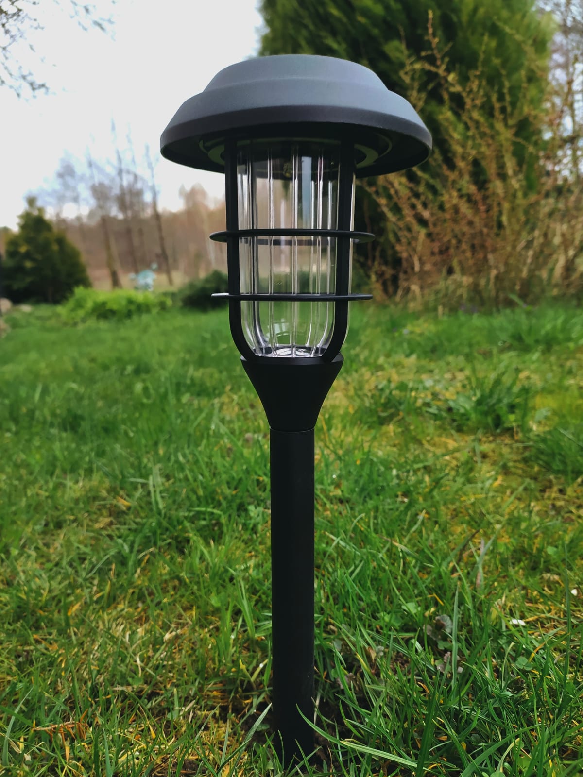 Kovaná LED solárna záhradná lampa