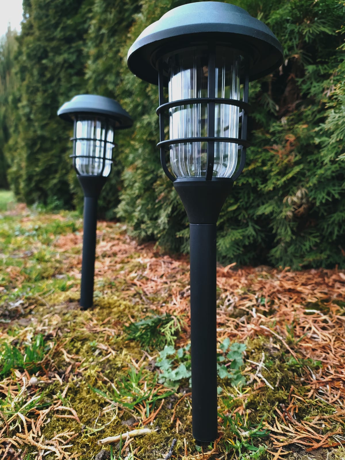 Kovaná LED solárna záhradná lampa