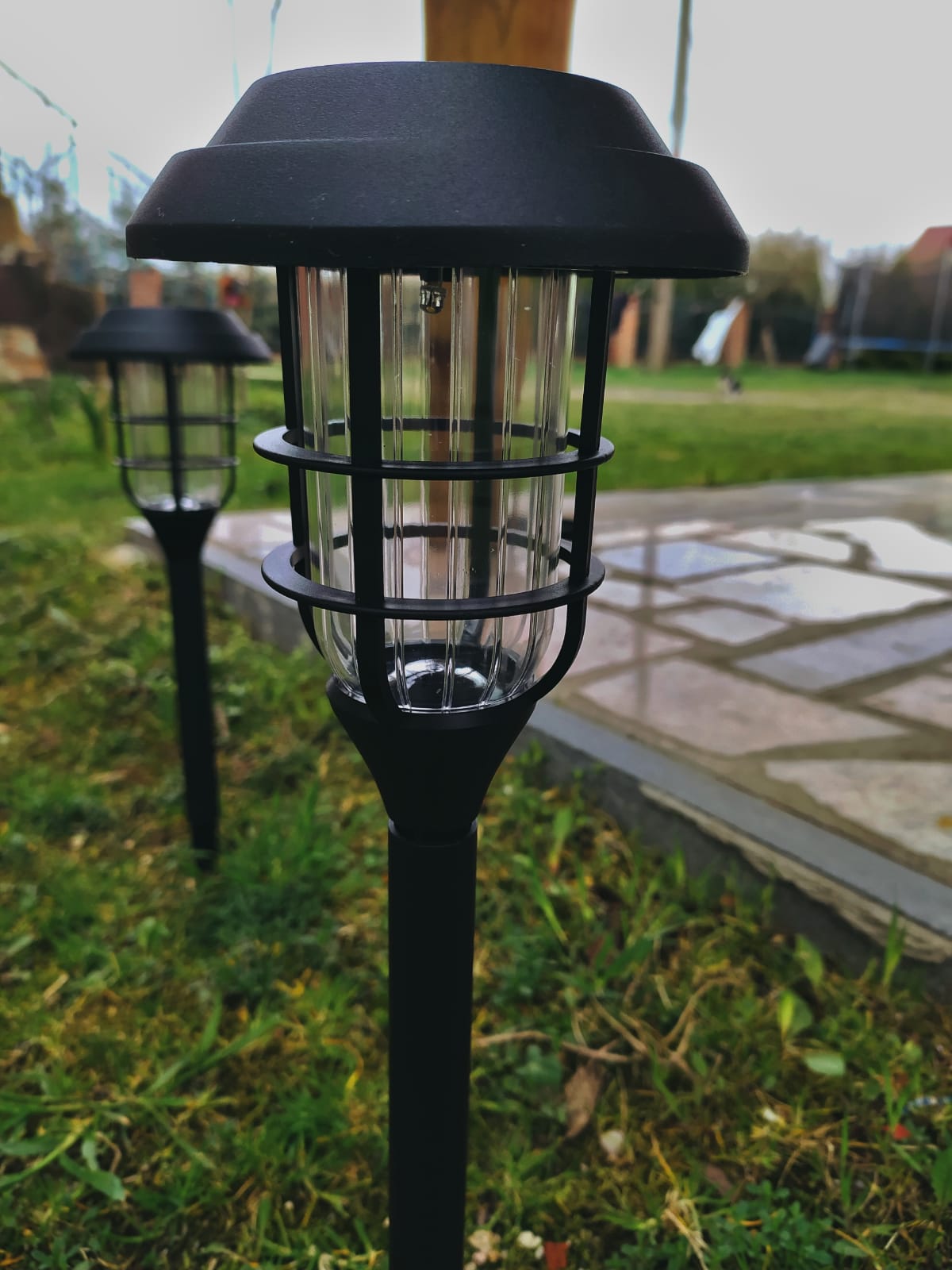 Kovaná LED solárna záhradná lampa