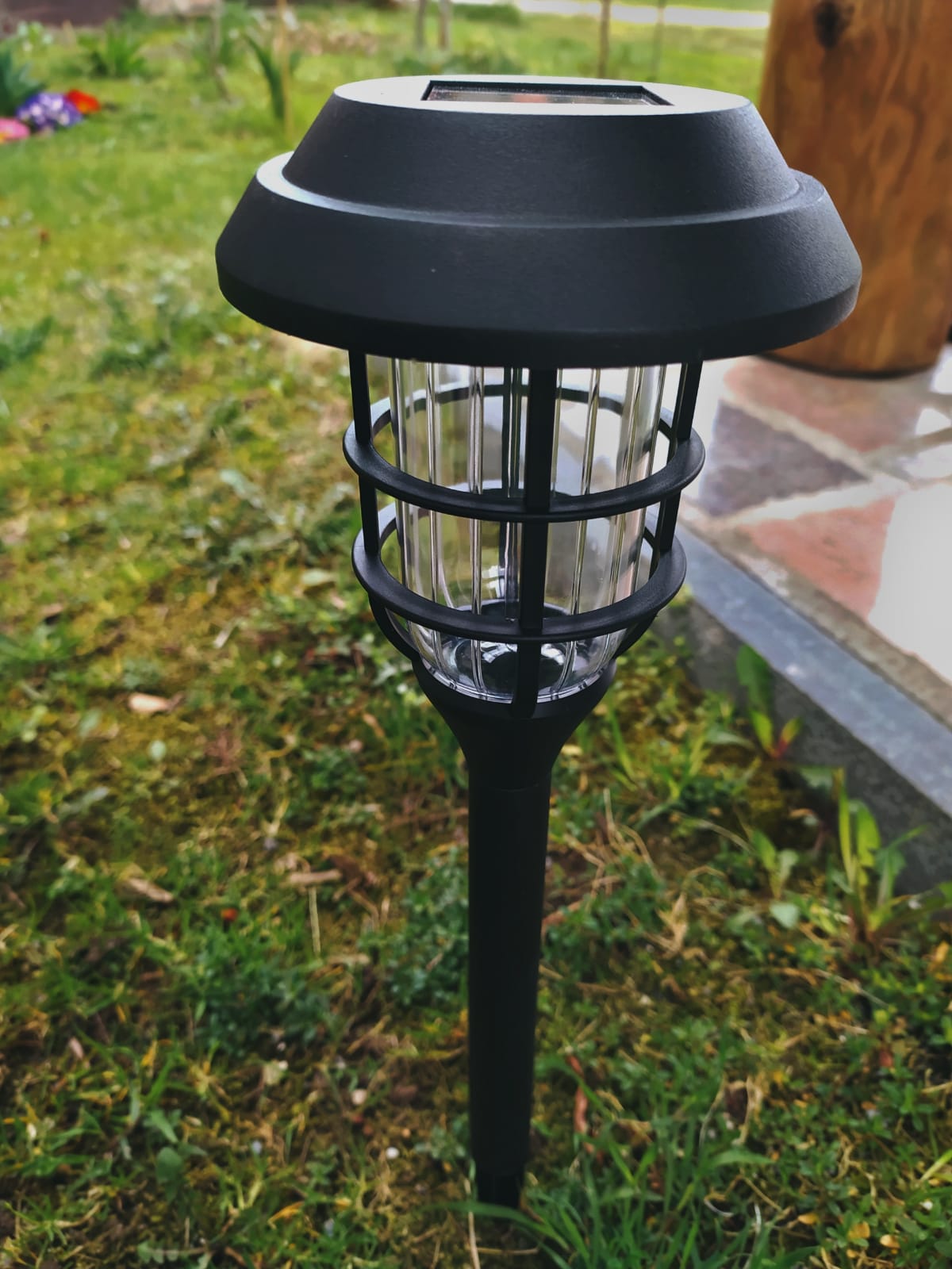Kovaná LED solárna záhradná lampa