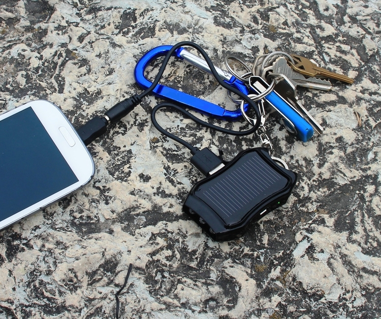 Solárny powerbank s kľúčenkou a svietidlom 1200 mAh