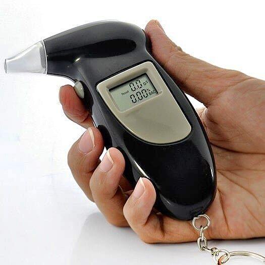Digitálny alkoholtester s vymeniteľnými náustkami