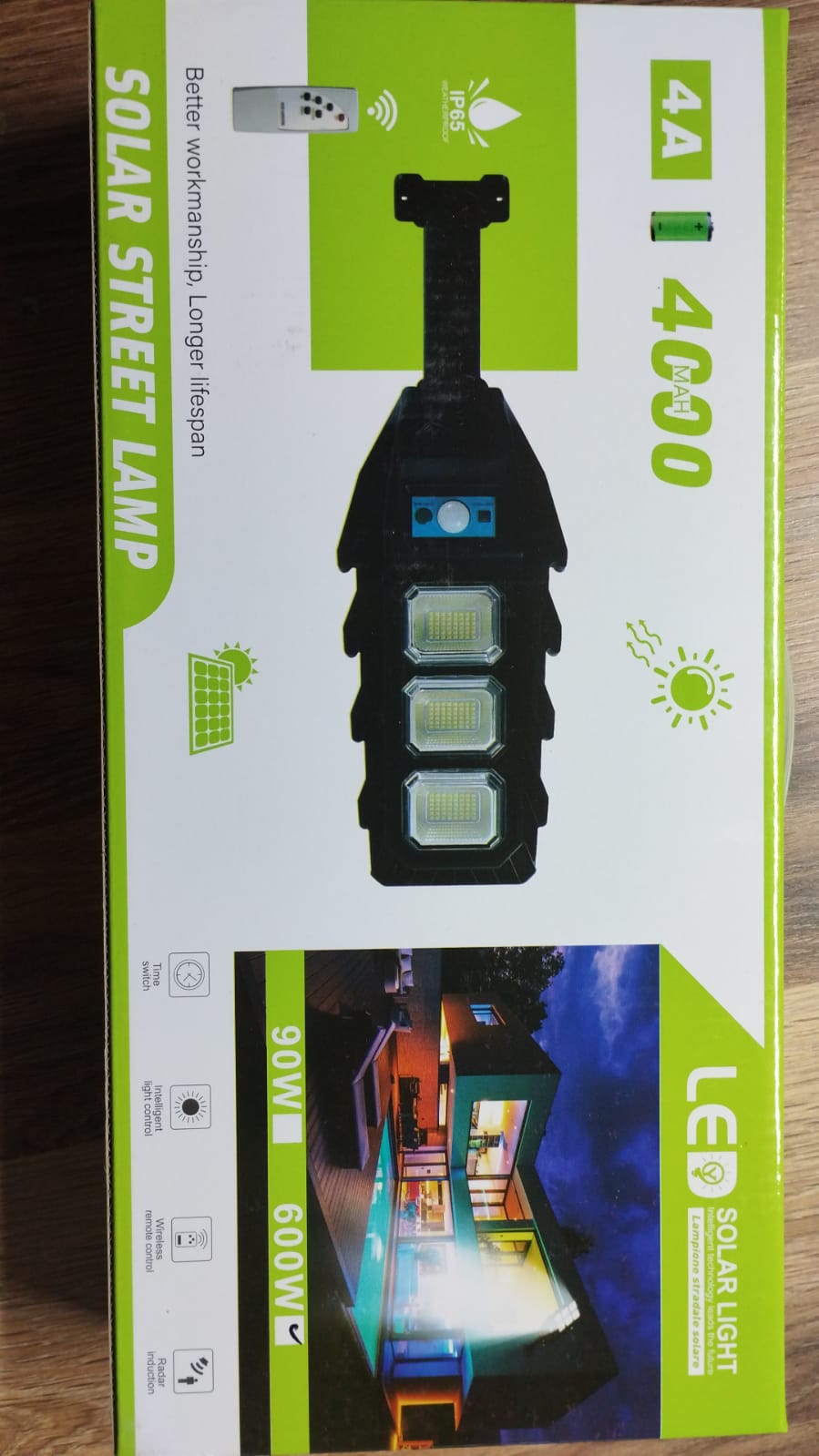 Solárna lampa s diaľkovým ovládaním a pohybovým senzorom